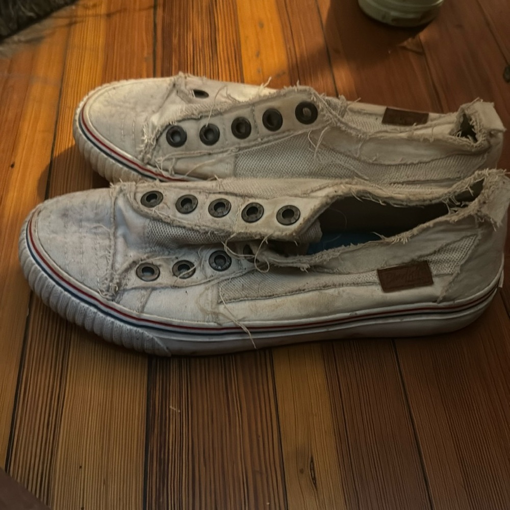 Blowfish slip on